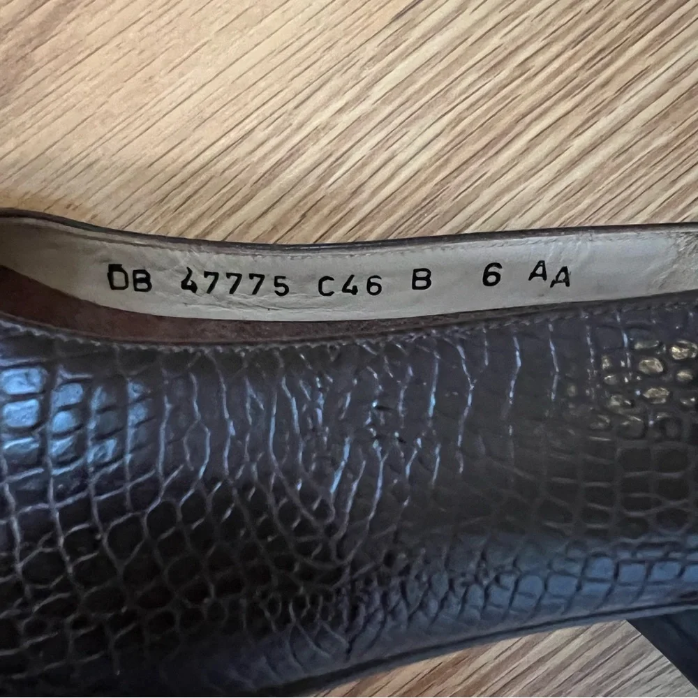 Salvatore Ferragamo Boutique Embossed Brown Leather Low Heels Size 6 AA (narrow)